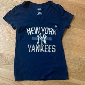 New York Yankees Women’s V-Neck Tee – Navy – Size M